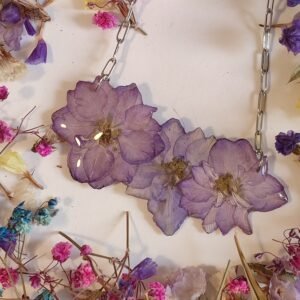 Colgante con UN TRIO DE DELPHINIUM encapsuladas en resina