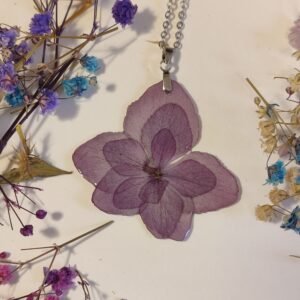 Colgante con UNA FLOR DE HORTENSIA encapsulada en resina