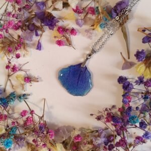 Colgante con PÉTALO DE CLAVEL encapsulado en resina