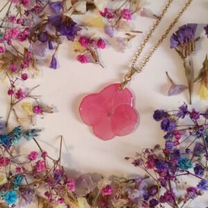 Colgante con UNA HORTENSIA encapsulada en resina