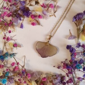 Colgante con UN PÉTALO DE HORTENSIA encapsulado en resina