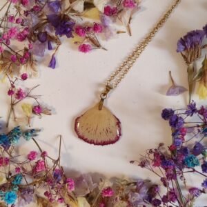 Colgante con UN PÉTALO DE CLAVEL encapsulado en resina