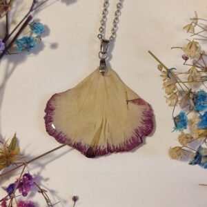 Colgante con UN PÉTALO DE CLAVEL encapsulado en resina