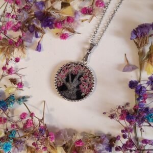 Colgante de acero inoxidable con MOTIVO DEL ARBOL DE LA VIDA encapsulado en resina.