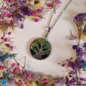 Colgante de acero inoxidable con MOTIVO DEL ARBOL DE LA VIDA encapsulado en resina.