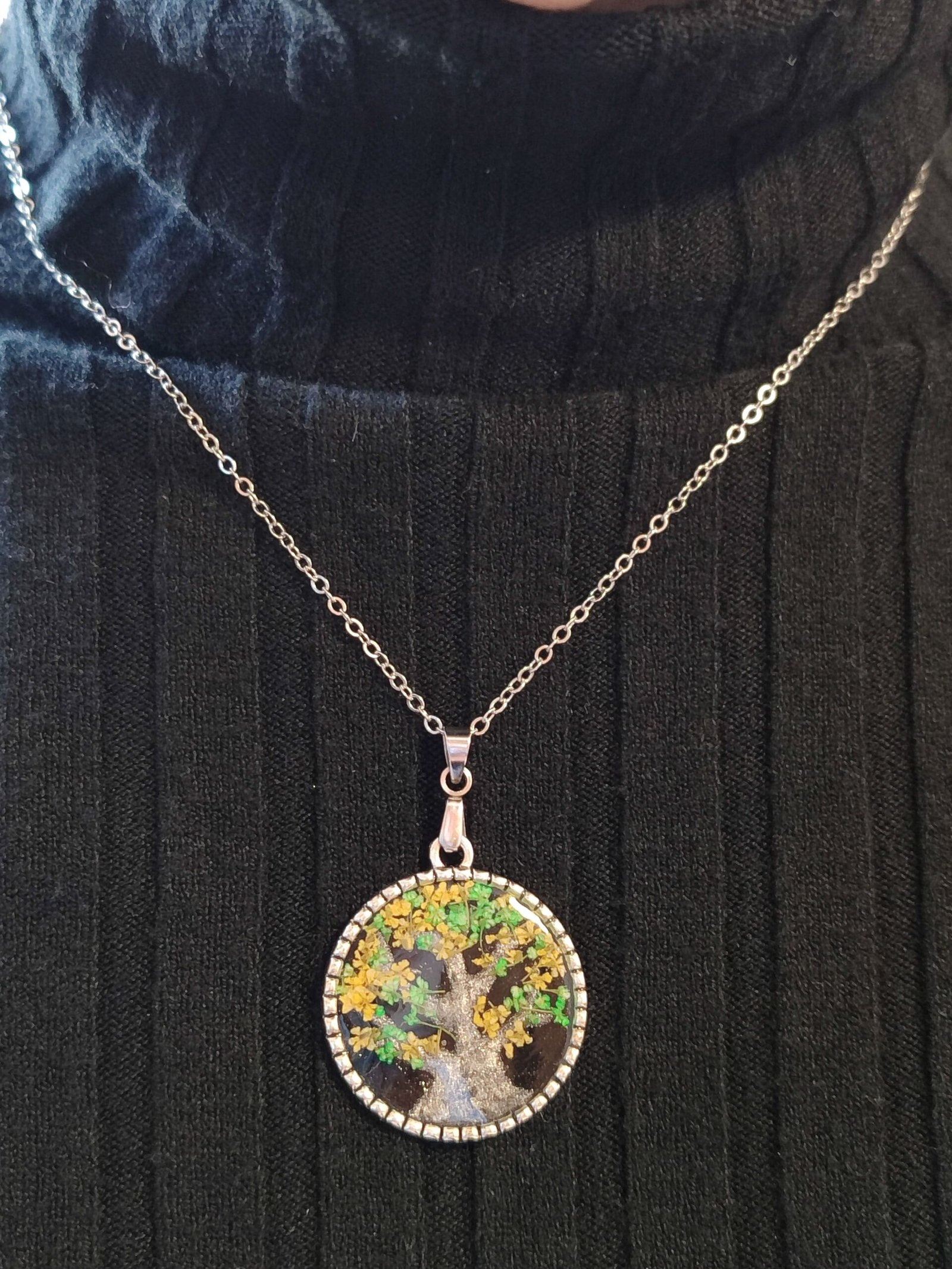 Colgante de acero inoxidable con MOTIVO DEL ARBOL DE LA VIDA encapsulado en resina.