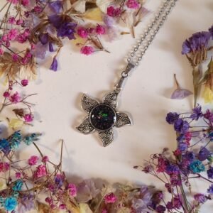 Colgante de acero inoxidable CON FORMA DE DEMORGORGON CON PURPURINA HOLOGRÁFICA encapsulada en resina. Un guiño a la maravillosa serie STRANGER THINGS 