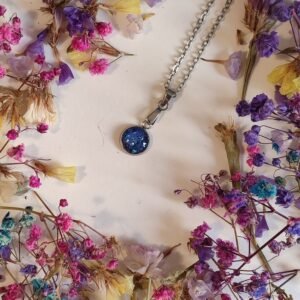 Colgante de acero inoxidable PURPURINA HOLOGRÁFICA encapsulada en resina.