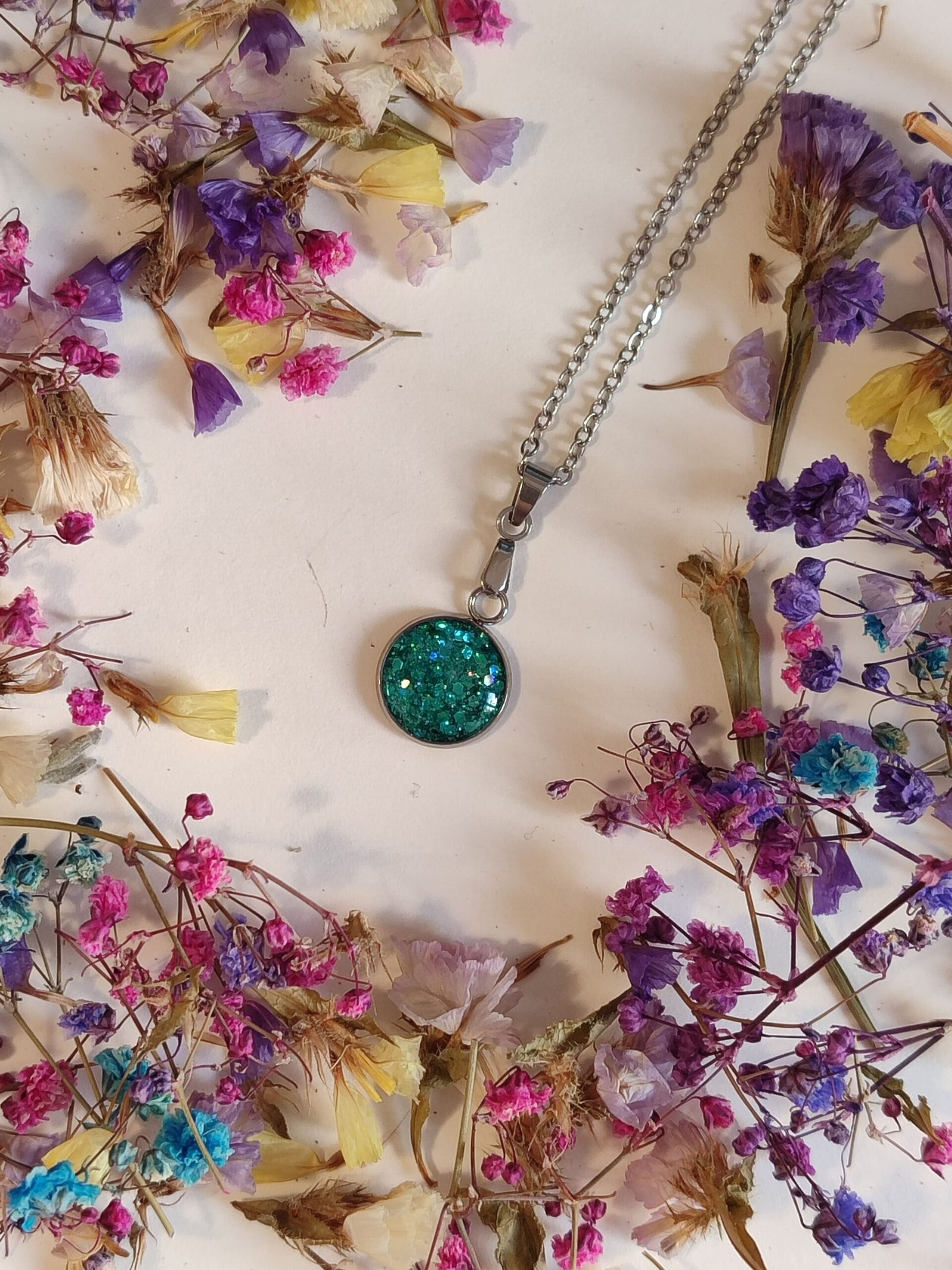 Colgante de acero inoxidable PURPURINA HOLOGRÁFICA encapsulada en resina.