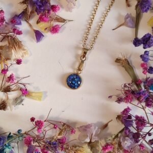 Colgante de acero inoxidable PURPURINA HOLOGRÁFICA encapsulada en resina.