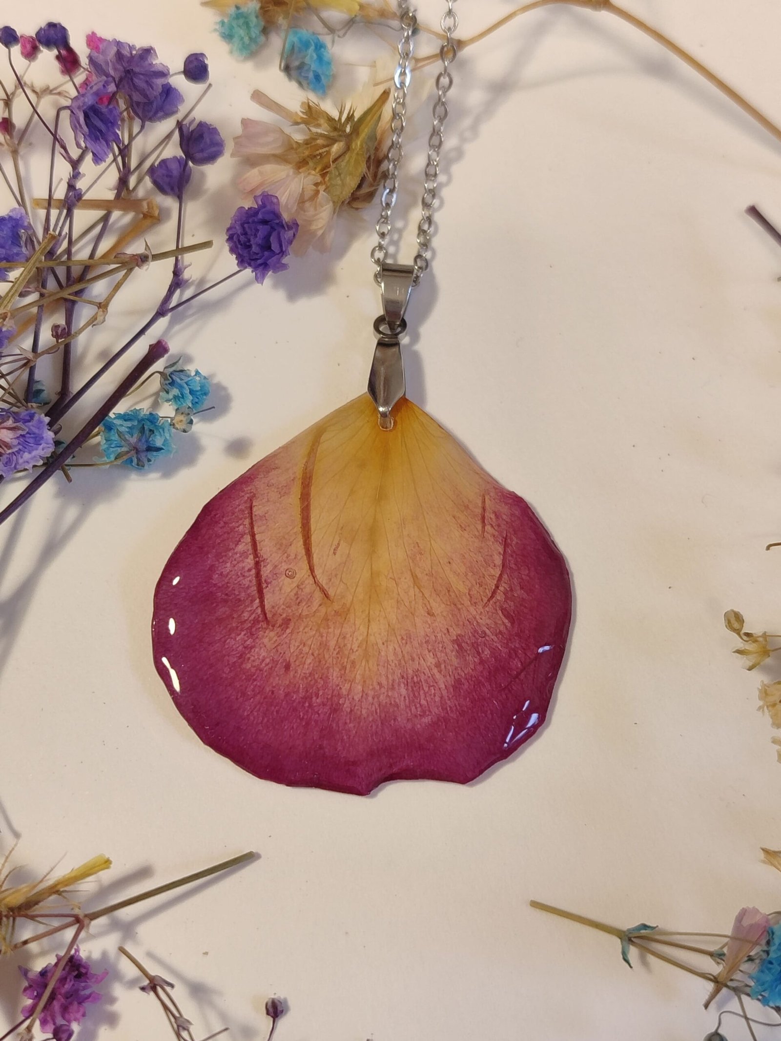 Colgante con UN PÉTALO DE ROSA encapsulado en resina