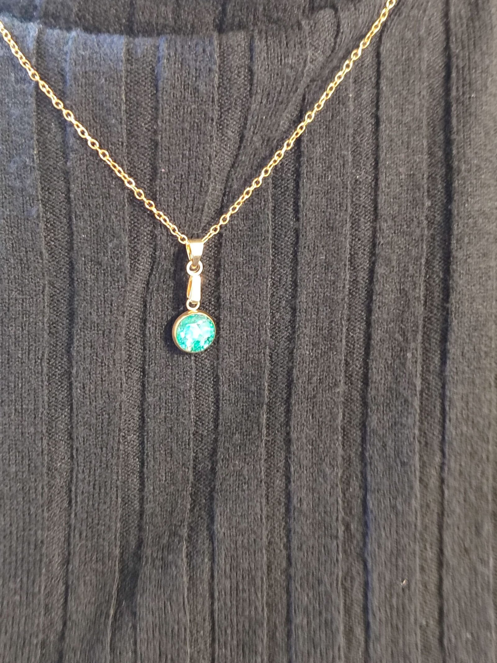 Colgante de acero inoxidable PURPURINA HOLOGRÁFICA encapsulada en resina.