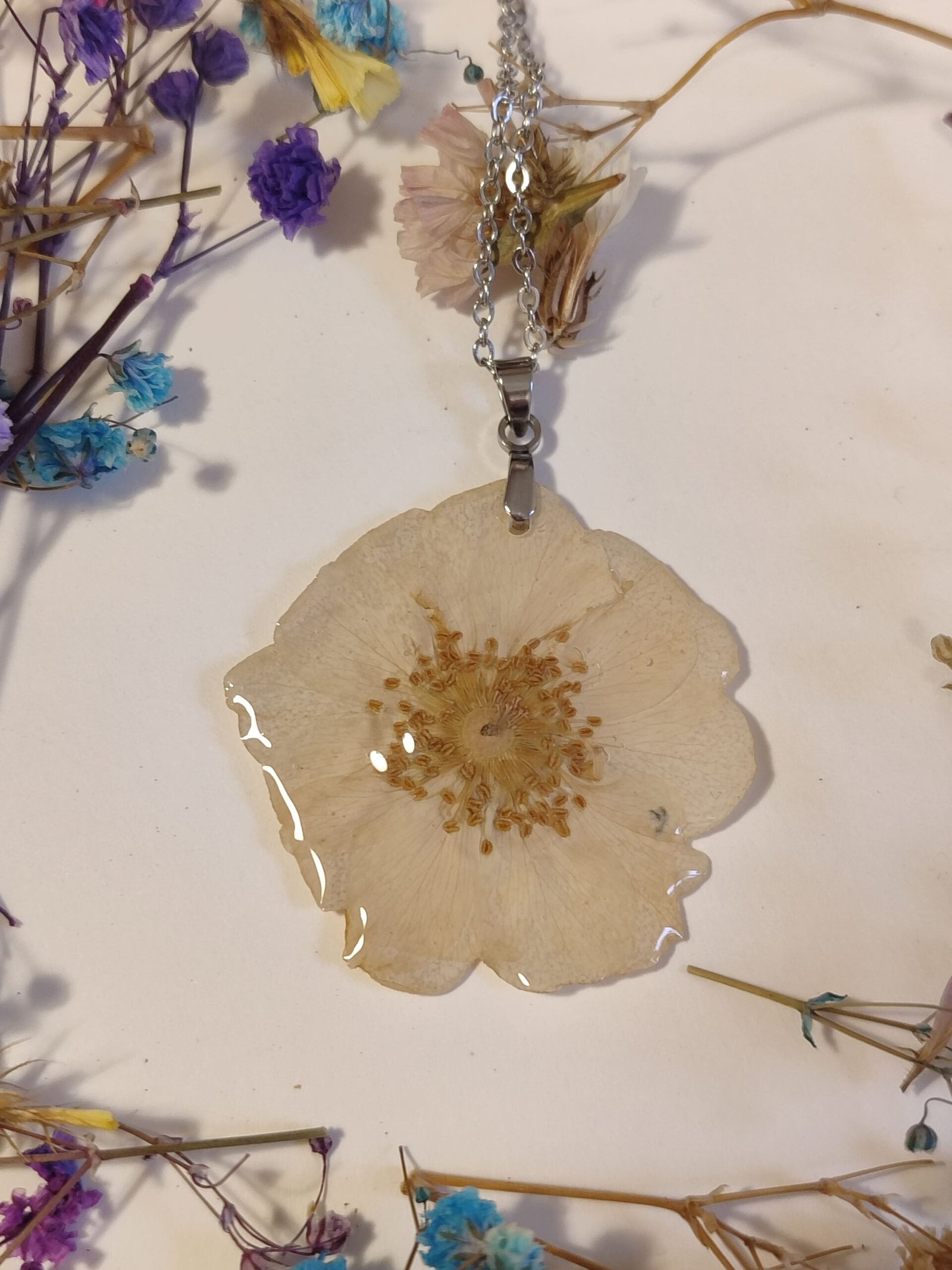 Colgante con UNA ROSA encapsulada en resina