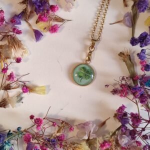 Colgante de acero inoxidable CON MOTIVO DE UN TREBOL (pegatina) encapsulado en resina.