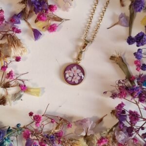 Colgante de acero inoxidable CON MOTIVO DE SAKURA (pegatina) encapsulado en resina.