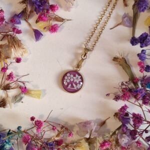 Colgante de acero inoxidable CON MOTIVO DE UNA FLOR BLANCA (pegatina) encapsulada en resina.