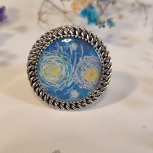 Anillo con base ajustable con UN PRINT SIMILANDO LA PINTURA LA NOCHE ESTRELLADA DE VAN GOGH encapsulado en resina.