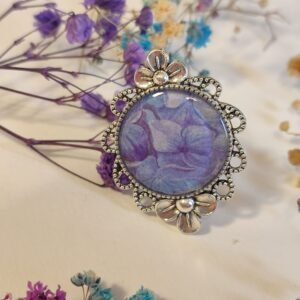 Anillo con base ajustable con UN PRINT CON ESTAMPADO DE HORTENSIAS encapsulado en resina.