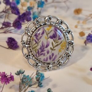 Anillo con base ajustable con UN PRINT CON ESTAMPADO DE LAVANDAS encapsulado en resina.