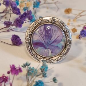 Anillo con base ajustable con UN PRINT CON ESTAMPADO FLORAL encapsulado en resina.