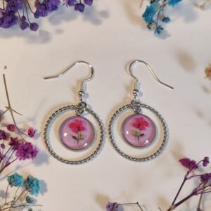 Pendientes con UNA FLOR ROSA (PEGATINA) encapsulada en resina.