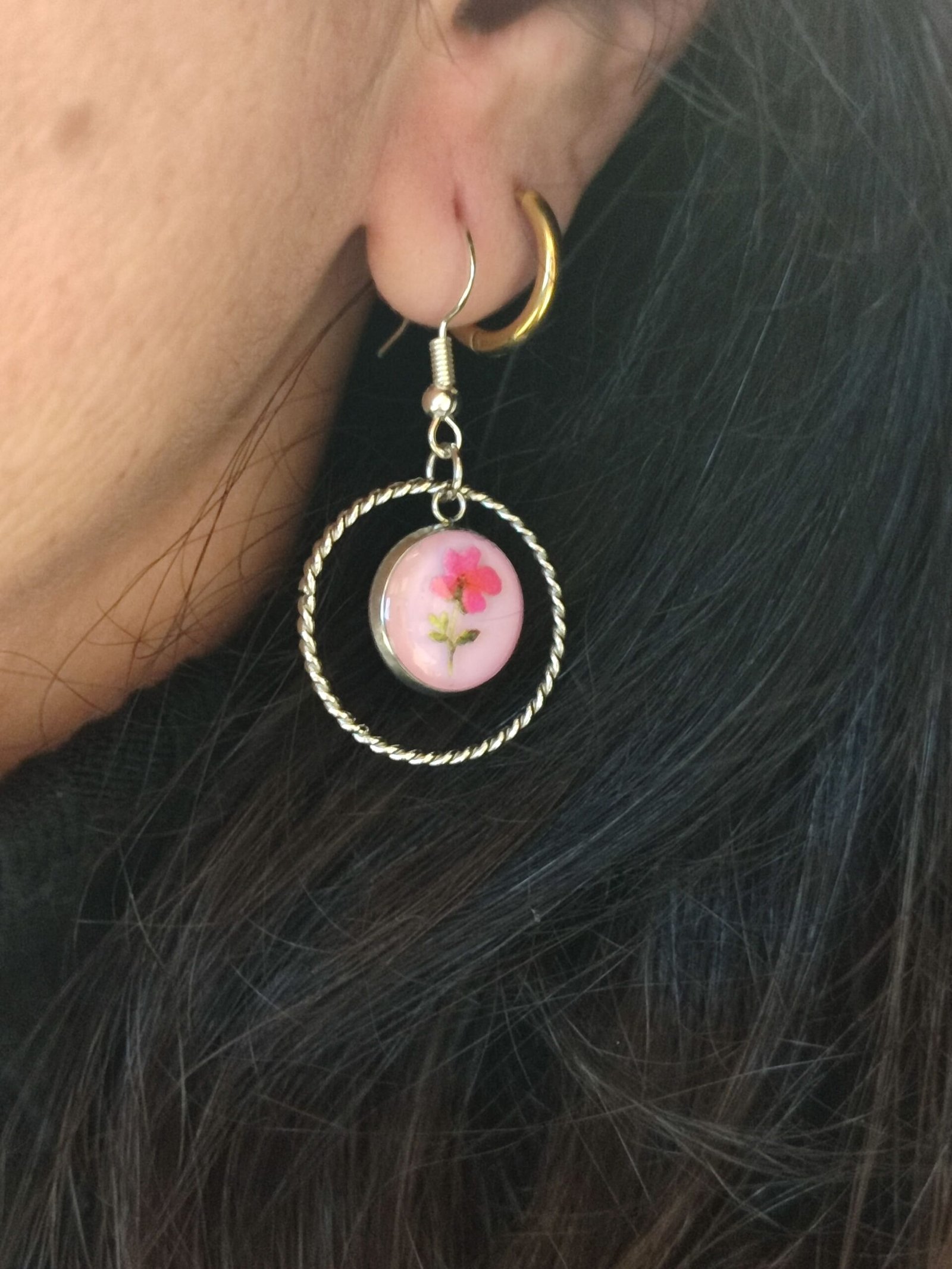 Pendientes con UNA FLOR ROSA (PEGATINA) encapsulada en resina.