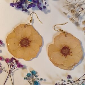 Pendientes con UNAS ROSAS COLOR CREMA encapsuladas en resina