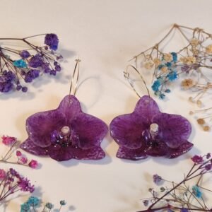 Pendientes con UNAS ORQUÍDEAS COLOR LILA OSCURO encapsuladas en resina