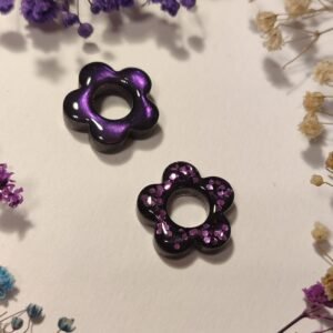 CHARMS de resina reversibles, por un lado POLVOS IRISADOS, por el otro, PURPURINA DE COLOR A JUEGO.