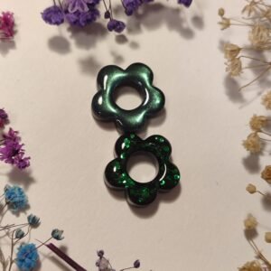 CHARMS de resina reversibles, por un lado POLVOS IRISADOS, por el otro, PURPURINA DE COLOR A JUEGO.