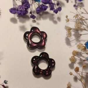 CHARMS de resina reversibles, por un lado POLVOS IRISADOS, por el otro, PURPURINA DE COLOR A JUEGO.