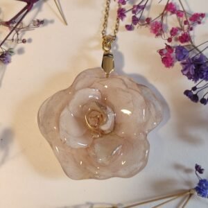 COLGANTE con UNA ROSA encapsulada en resina