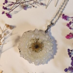 COLGANTE con UN CRISANTEMO encapsulado en resina