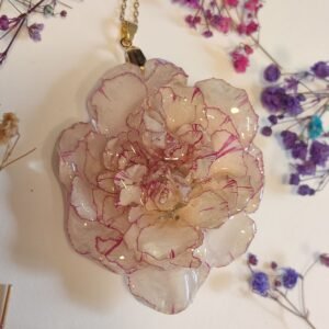 COLGANTE con UN CLAVEL encapsulado en resina