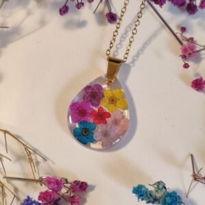COLGANTE con UNAS FLORES MINI DE VARIOS COLORES encapsuladas en resina.