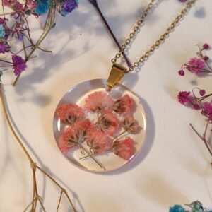 COLGANTE con UNAS FLORES DE PANICULATA NARANJA encapsuladas en resina.