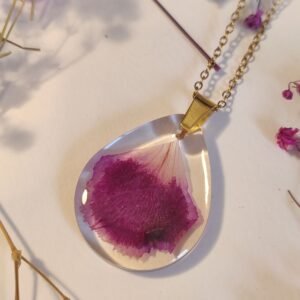 COLGANTE con UN PÉTALO DE CLAVEL encapsulado en resina.