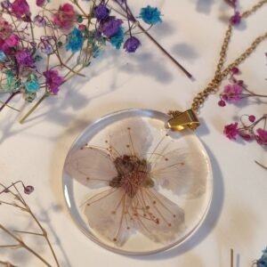 COLGANTE con UNA FLOR DE CEREZO encapsulada en resina.