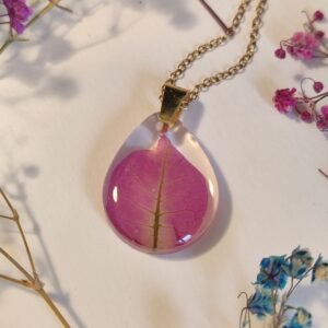 COLGANTE con UN BUGANVILLA encapsulada en resina.