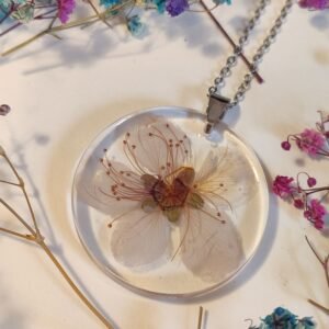 COLGANTE con UNA FLOR DE CEREZO encapsulada en resina.