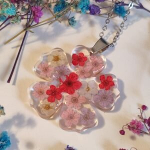 COLGANTE con UNAS FLORECILLAS MINI DE VARIOS COLORES encapsuladas en resina.