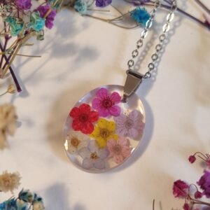 COLGANTE con UNAS FLORECILLAS MINI DE VARIOS COLORES encapsuladas en resina.