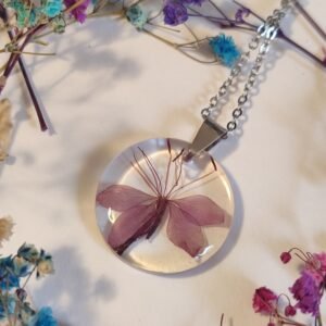 COLGANTE con UNA FLOR LILA encapsulada en resina.