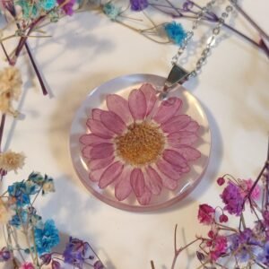 COLGANTE con UNA FLOR DE CRISANTEMO encapsulada en resina.