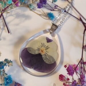 COLGANTE con UNA FLOR DE PENSAMIENTO encapsulada en resina.