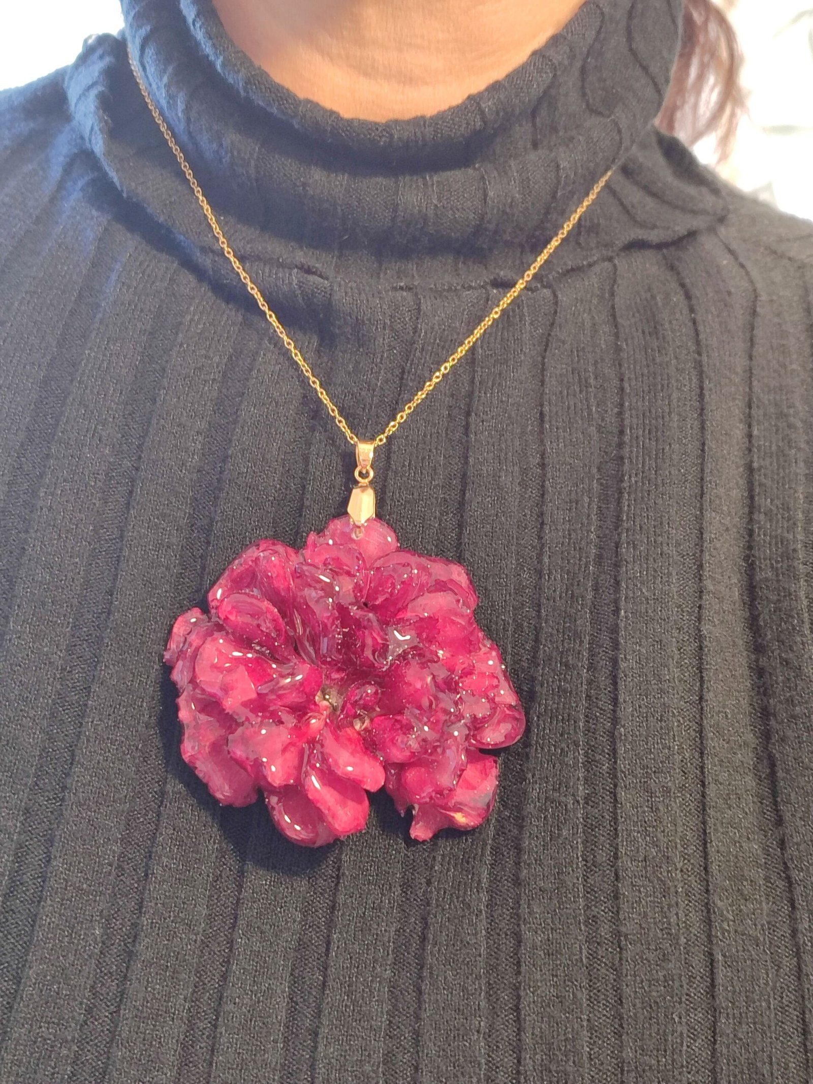 COLGANTE con UN CLAVEL COMPLETO encapsulado en resina.