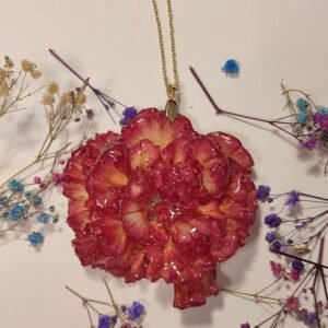 COLGANTE con UN CLAVEL BICOLOR COMPLETO encapsulado en resina.