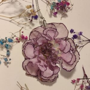 COLGANTE con UN CLAVEL BICOLOR COMPLETO encapsulado en resina.