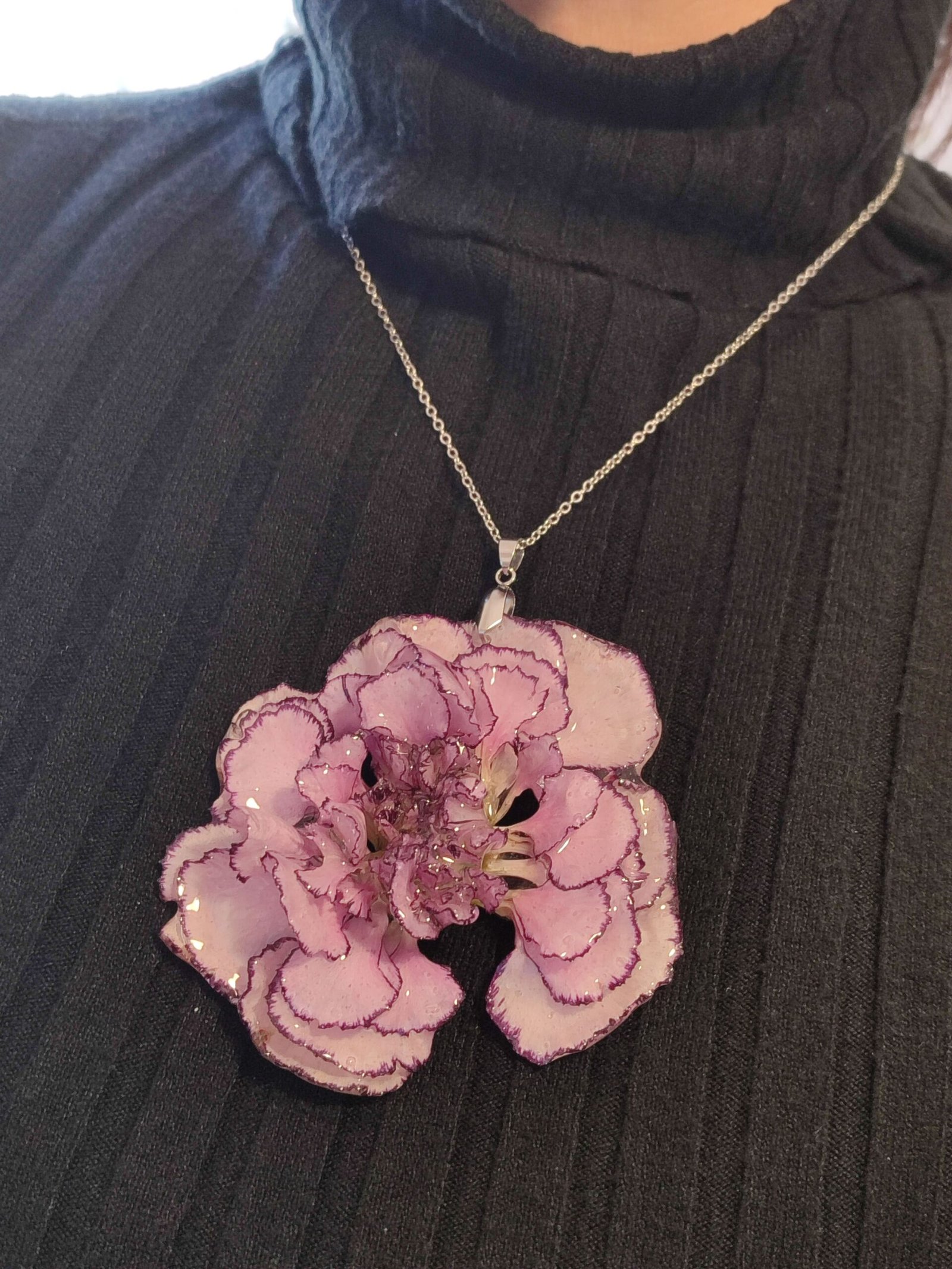 COLGANTE con UN CLAVEL BICOLOR COMPLETO encapsulado en resina.