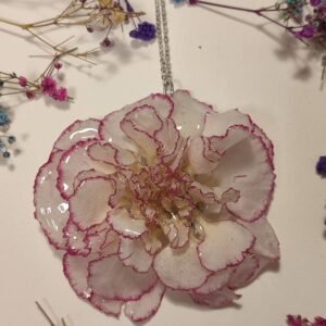 COLGANTE con UN CLAVEL BICOLOR COMPLETO encapsulado en resina.